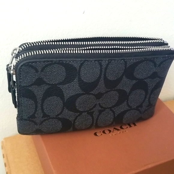 Double Corner Zip Wristlet In Signature Canvas - Picture 3 of 3